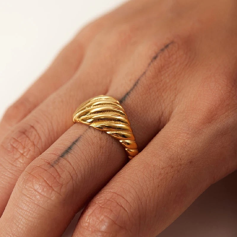 Go With Flow Ring-Dazzledvenus