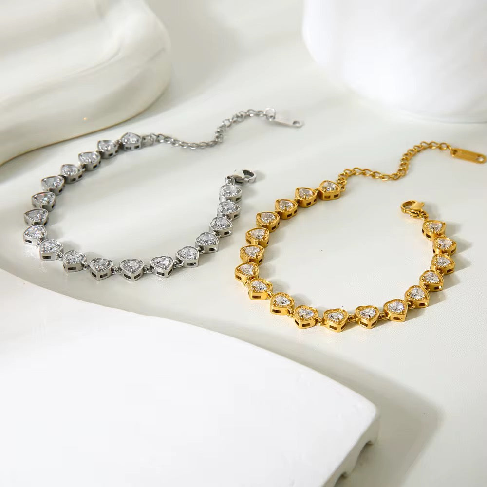 Zoe Heart Bracelet-Dainty heart-link bracelet in 18k gold-plated stainless steel. Waterproof, non-tarnish, hypoallergenic and perfect for everyday wear. Shipped from Ireland.-Dazzledvenus