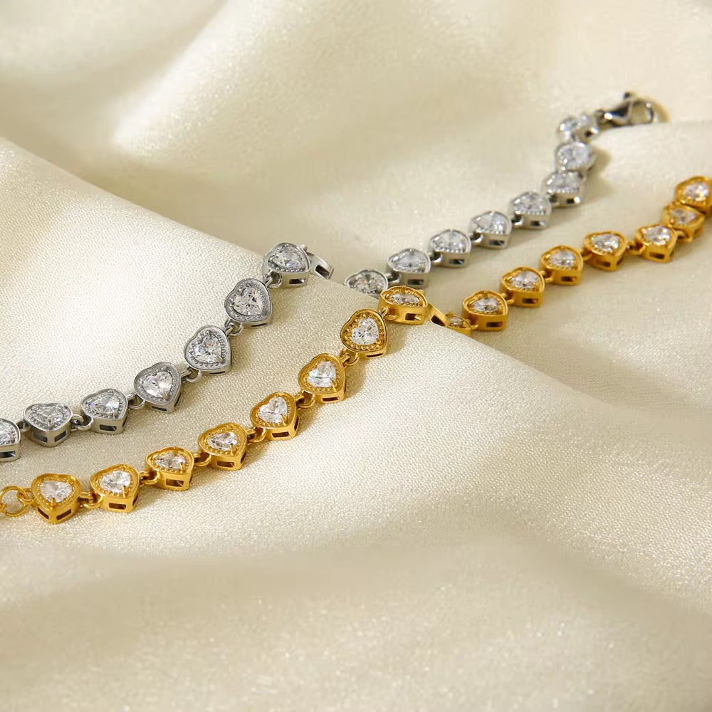 Zoe Heart Bracelet-Dainty heart-link bracelet in 18k gold-plated stainless steel. Waterproof, non-tarnish, hypoallergenic and perfect for everyday wear. Shipped from Ireland.-Dazzledvenus