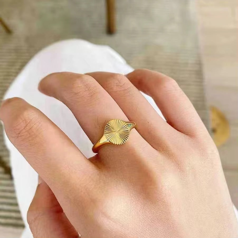 Sunbeam Signet Ring-Dazzledvenus