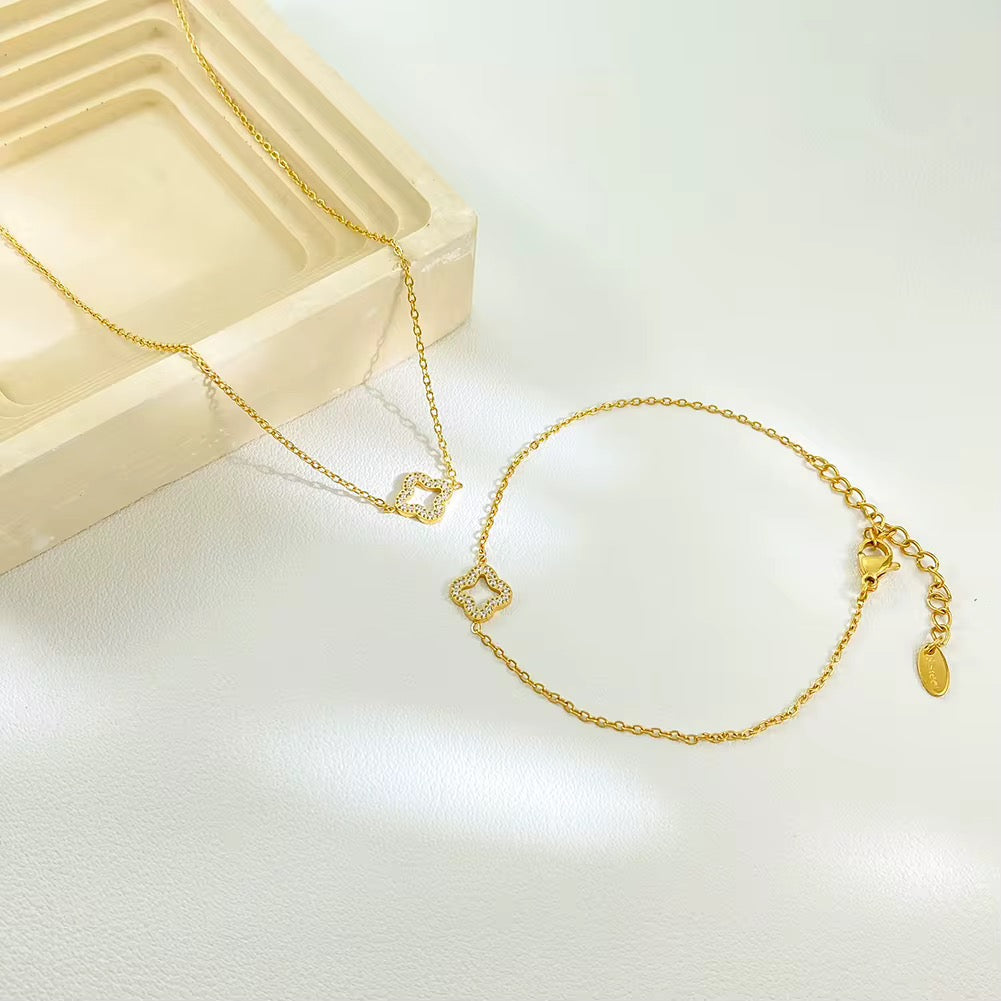 Petite Clover Bracelet-Dazzledvenus